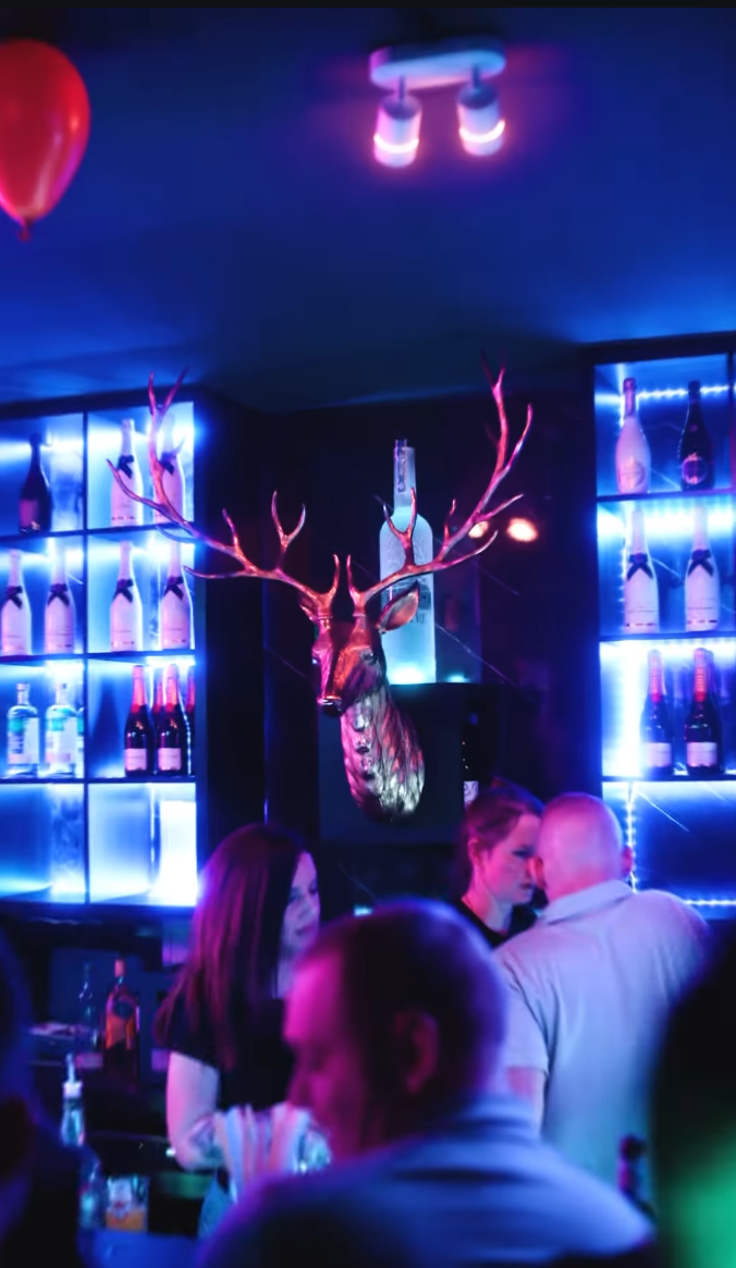 Bar-Bereich mit Neonlicht und Hirschkopf