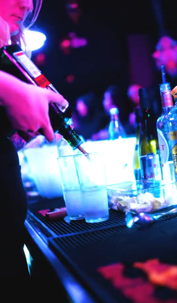 Barkeeper mischt Drinks