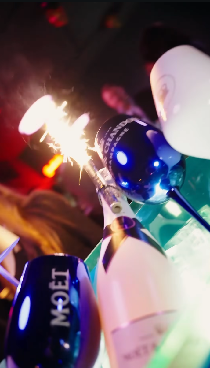 Champagner mit Wunderkerze