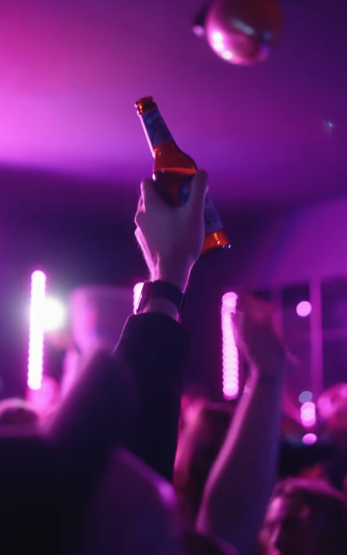 Gäste feiern mit Getränken